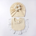 Dettaglio set cappello a turbante e bavaglino per neonati con fiore e pizzo elegante - Beige