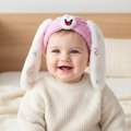 Detail eines rosa Baby-Stirnbands mit langen Plüsch-Hasenohren und Herz-Aufdrucken - Rosa