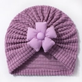 Dettaglio di un cappello turban viola in maglia waffle per neonati con fiore 3D - Viola