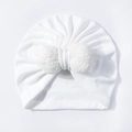 Detailansicht der weißen Baby-Turban-Mütze mit feiner Spitze auf der großen Schleife - Weiß