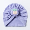Detail der lila Waffelstrick Baby Mütze mit niedlicher Plüsch Smiley Bestickung - Lila