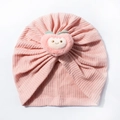 Detailansicht der rosa Waffelstrick-Babymütze mit niedlichem 3D-Plüsch-Pfirsich-Dekorationsstück - Nute Rosa