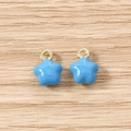 Détail macro de deux breloques étoiles bleu clair avec boucles dorées pour bijoux DIY - 5 Pièces / Bleu