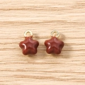 Gros plan de pendentifs étoiles marron avec anneau doré pour bijoux DIY - 5 Pièces / Marron