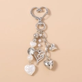 Detail van zilveren hartvormige sleutelhanger met strass en witte parelkralen - Zilveren Parel Hart