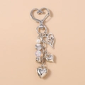 Detail van zilveren hart sleutelhanger met glinsterende strass en kleurrijke kralen - Zilver Massief Hart