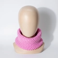 Calentador de cuello de punto rosa para bebé con textura gruesa en maniquí madera - Rosa