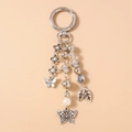 Dettaglio di un portachiavi a farfalla in argento vintage con foglie e perline - Foglia Fiore Perline