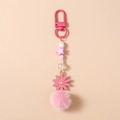 Dettaglio portachiavi con pon pon rosa, ciondolo a fiore e cinturino con perline - Palla di Peluche Fiore