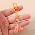 Detalle de llavero de cuentas con colgante de pez payaso de resina y cuentas naranjas - Estilo Corto / Naranja