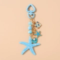 Dettaglio del portachiavi con stella marina blu e conchiglia con perline a righe - Blu