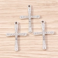 Drei silberne Strass-Kreuzanhänger für DIY-Schmuckherstellung auf Holzgrundlage - Silber