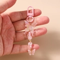 Detailaufnahme von pinkem Schmetterling-Schlüsselanhänger mit Perlen und D-Ring - Rosa