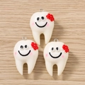 Tre simpatici ciondoli a forma di dente per gioielli fai da te e portachiavi - 5 Pezzi / Rosso