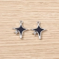 Vue détaillée des breloques étoiles en argent avec émail noir et petit cristal clair - 5 Pièces / Noir Argent Étoile Double