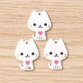 Dettaglio di tre ciondoli a gatto bianco con cuore rosa per la creazione di gioielli - Bianco