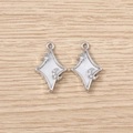 Détail macro de pendentifs étoile et lune avec nacre blanche et zircon pour bijoux DIY - 5 Pièces / Blanc Argent Lune Étoile
