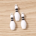 Vue détaillée de trois breloques de bowling blanches à rayures pour la création bijoux - Quille de Bowling / Lot de 10 / Noir