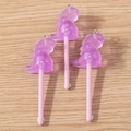 Vue rapprochée de trois breloques dinosaures en résine violette avec paillettes pour bijoux - Lot de 10 / Violet