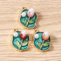 Detailansicht der goldenen Tulpen-Anhänger mit Emaille-Inlay und Perlenakzenten - 5 Stück / Grün