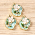 Detail von floralen Emaille-Anhängern mit Goldrand und Perlenmitte für DIY-Schmuck - 5 Stück / Blau