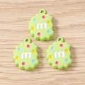 Vue détaillée de pendentifs en forme de fleur vert clair pour bijoux DIY avec la lettre m - Lot de 10 / Vert