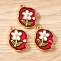 Makroaufnahme von Gold-Blumenanhängern mit roter Emaille und Perlen für DIY-Schmuckherstellung - 5 Stück / Rot
