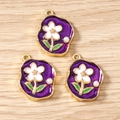 Nahaufnahme von drei lila Emaille-Blumenanhängern mit Goldlegierung und Perlen - 5 Stück / Lila