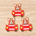 Vista dettagliata di tre ciondoli smaltati a forma di Corgi in auto rossa per gioielli - Corgi alla Guida