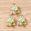Détail des breloques bijoux DIY avec marguerites bleues et coccinelles sur fond bois - Fleur & Scarabée / Lot de 10 / Bleu