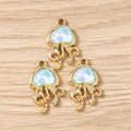 Detail van drie kwallenbedeltjes met blauwe hars en witte strassteentjes voor doe-het-zelf - Blauw