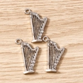 Détail macro de trois breloques harpe en argent avec strass pour bijoux DIY - Forme de harpe / 10 Pièces/Paquet / Argent