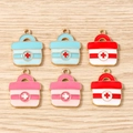 Pendentifs sac médical en alliage coloré avec croix sur fond en bois pour DIY - Lot de 10 / Rose vif