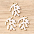 Gedetailleerde macro-opname van witte emaille koraalhangers met gouden randen voor DIY-sieraden - 10 Stuks Verpakking / Wit