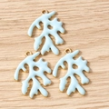 Detail van drie koraalvormige lichtblauwe emaille hangers met goudkleurige basis - 10 Stuks Verpakking / Hemelsblauw