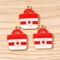 Vue macro de breloques de trousse de secours en émail rouge et blanc avec anneaux - Lot de 10 / Rouge & Blanc