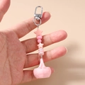 Detailansicht eines rosa Perlen-Schlüsselanhängers mit Sternen und Mini-Korb-Anhänger - Rosa