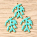 Macro detail van drie blauwe emaille koraal hangers met vergulding voor sieraden DIY - 10 Stuks Verpakking / Meerblauw