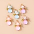 Pendentif fleur avec pétales en émail, perle factice et une perle mate translucide - Fleur Couleur Mixte / Lot de 10 / Rose vif