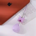 Detalle de un llavero con lazo morado y mini cesta de lavanda para correa de móvil moderno - Morado