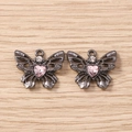 Detail der Schmetterling-Anhänger mit rosa Herz-Strassstein und schwarzem Metall - Altrosa