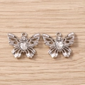 Detailansicht silberner Schmetterlingsanhänger mit Herz-Strasssteinen für DIY-Schmuck - Silber