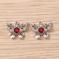 Detailansicht der Schmetterlingsanhänger mit roten Herzsteinen für DIY-Schmuck - Silber Rot