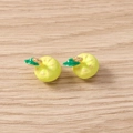 Detail von gelben Apfel-Anhängern mit grünen Blättern für DIY-Schmuckherstellung - 5 Stück / Guave