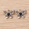 Detailansicht der silbernen Schmetterlingsanhänger mit schwarzen Herzsteinen für Schmuck - Silberschwarz