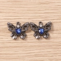 Detailansicht der dunklen Schmetterlingsanhänger mit blauem Herz-Kristall und Zirkon-Steinen - Graublau