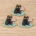 Vista dettagliata di tre ciondoli a gatto nero in smalto con fiori rosa per gioielli fai da te - Stile Gatto Con Fiori / Confezione da 10 / Blu