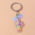 Dettaglio del portachiavi a forma di ippocorno in resina con conchiglie iridescenti e anello - Unicorno