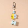 Dettaglio di un portachiavi a forma di ape con perline e un fiocco verde a pois colorati - Ape Blu Fiocco