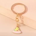 Detailaufnahme eines goldenen Schlüsselanhängers mit farbenfrohem Pizza-Emaille-Anhänger - Pizza